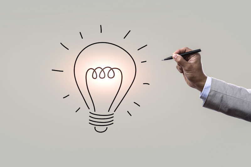 電球の絵をかいてる人