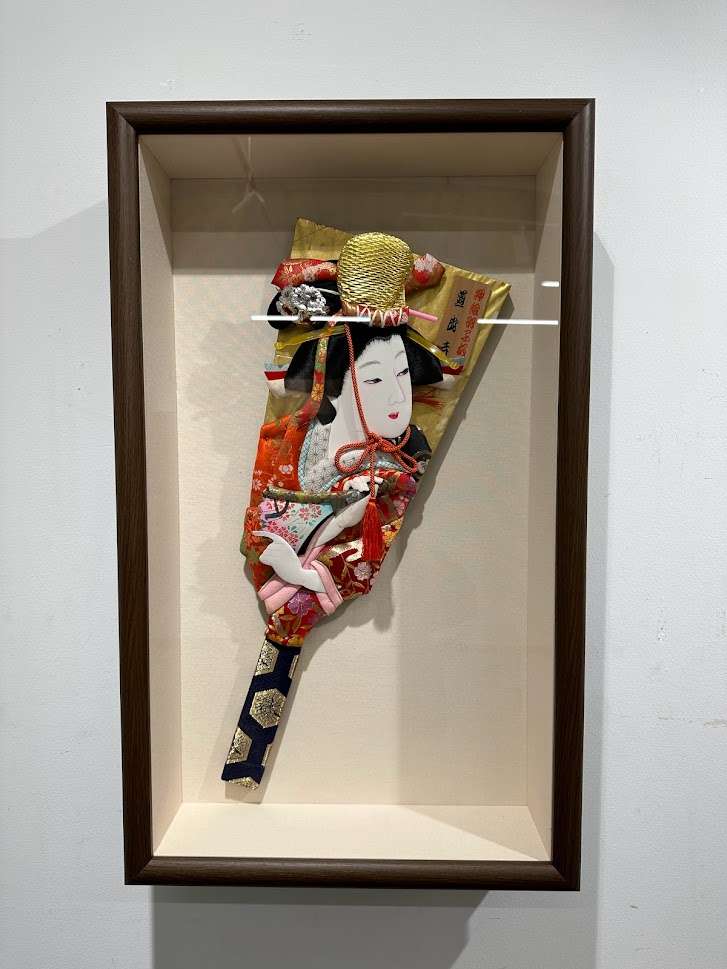 髪飾りと羽子板の額装です